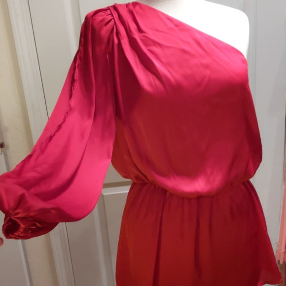 Bisou Bisou Tops - Bisou Bisou red satin party top sz M